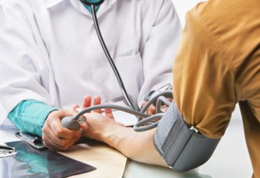 misurazione pressione sanguigna paziente medico