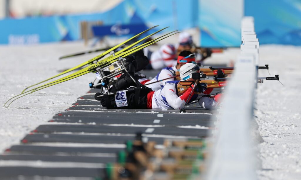 Liu Mengtao in posizione prona al poligono di tiro durante il para biathlon ai Giochi Paralimpici di Beijing 2022