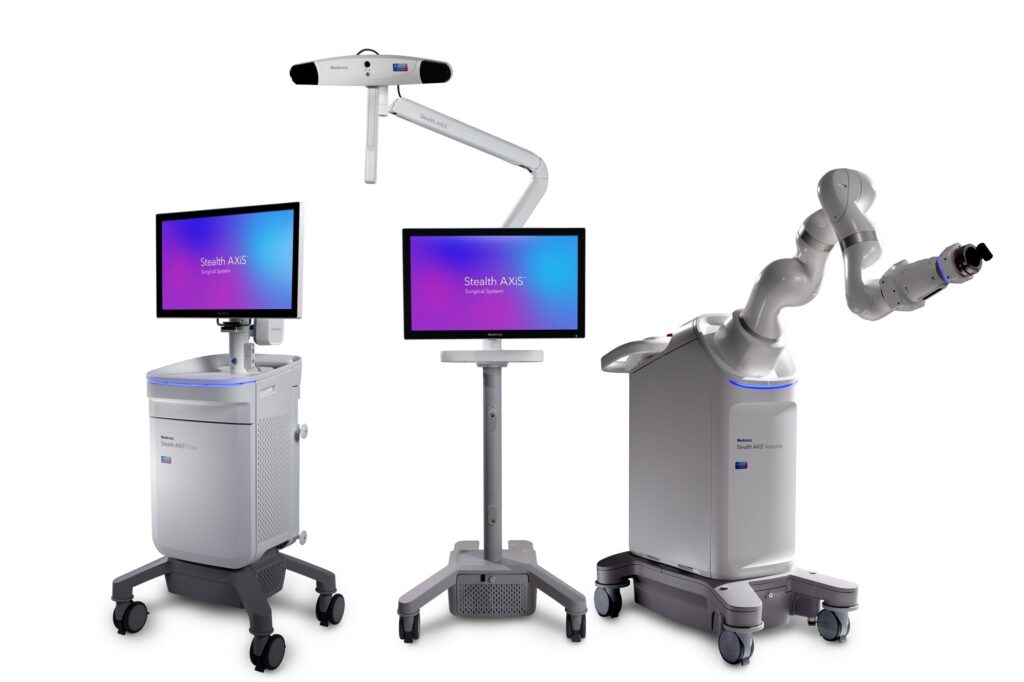 Componenti del sistema Stealth AXiS: console con monitor, stazione di navigazione con telecamera e braccio robotico