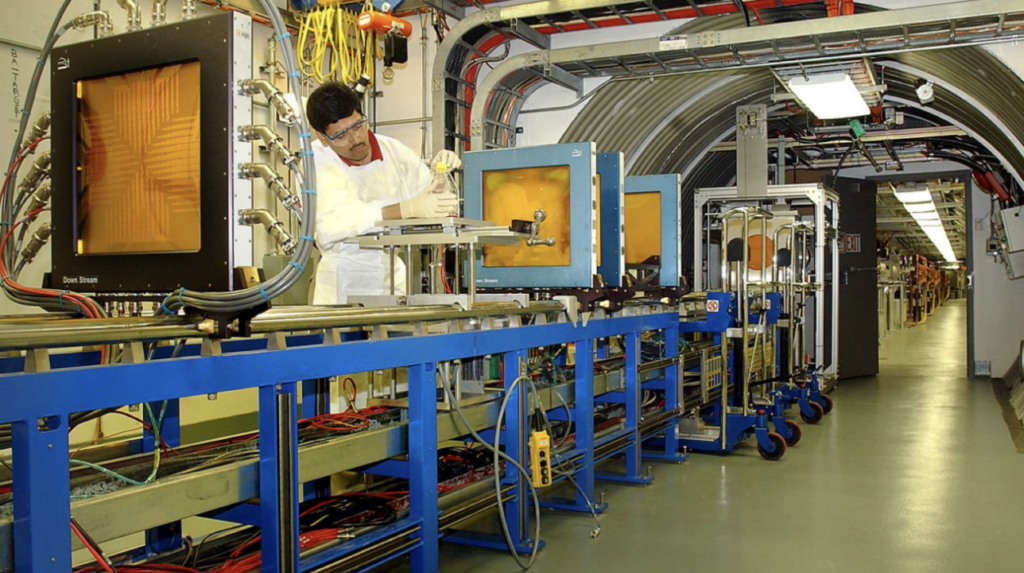 Ricercatore che lavora su una linea di fascio di ioni pesanti presso il NASA Space Radiation Laboratory