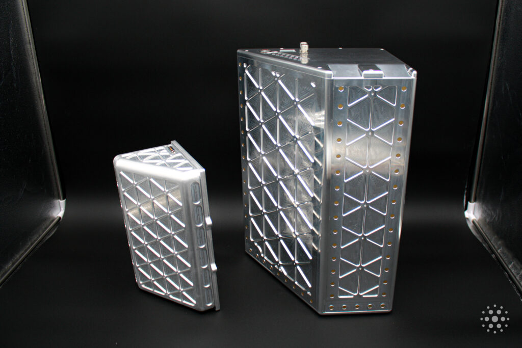 Due contenitori metallici argentati di forma prismatica con una struttura a reticolo triangolare
