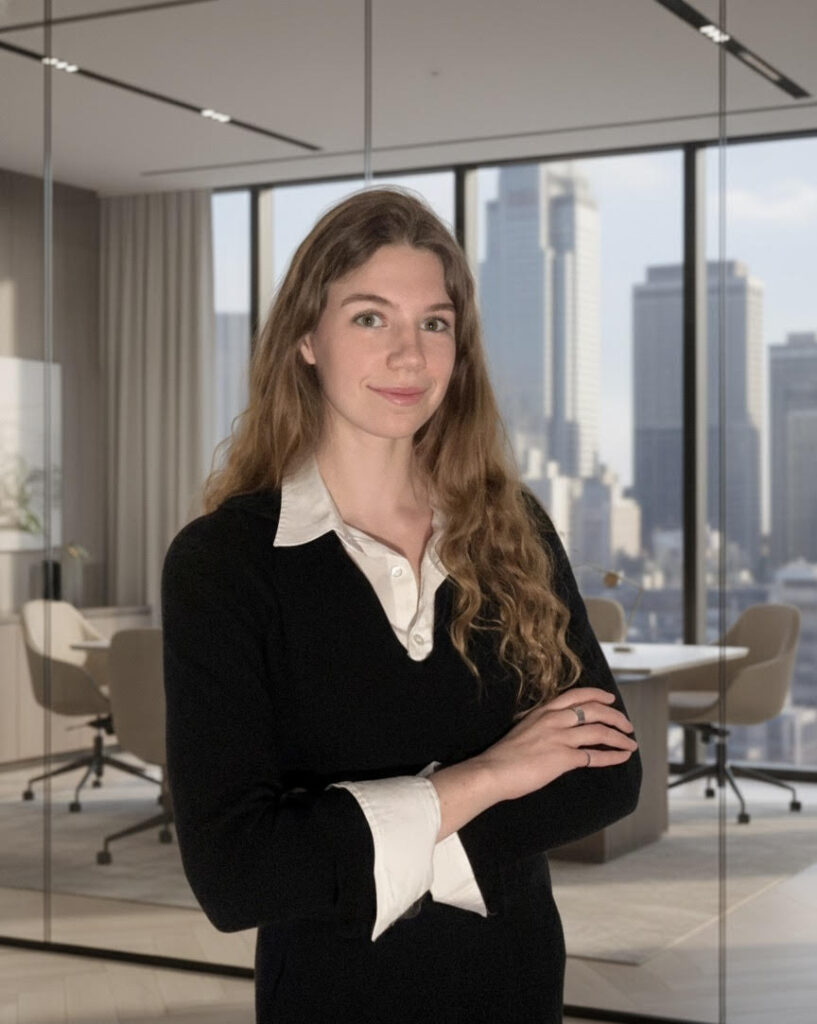 Kayla Benson, creator del canale Biomedical Bits, in posa professionale con le braccia conserte davanti a uno skyline urbano