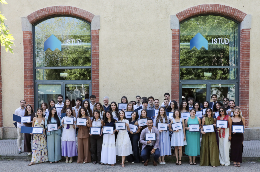 Gruppo di partecipanti alla XXVI edizione del Master Scienziati in Azienda posano con i diplomi davanti alla sede ISTUD